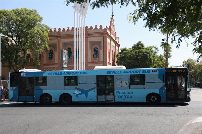 Archivo - Un autobús del servicio de Tussam que conecta el Aeropuerto de San Pablo con el centro de Sevilla circula junto a la Estación de Plaza de Armas.