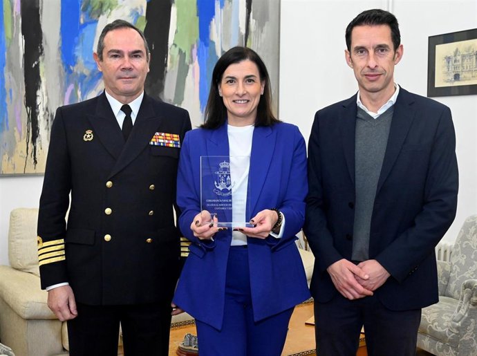 La alcaldesa, Gema Igual, ha recibido al comandante naval de Santander, Jorge Hernández de Armijo