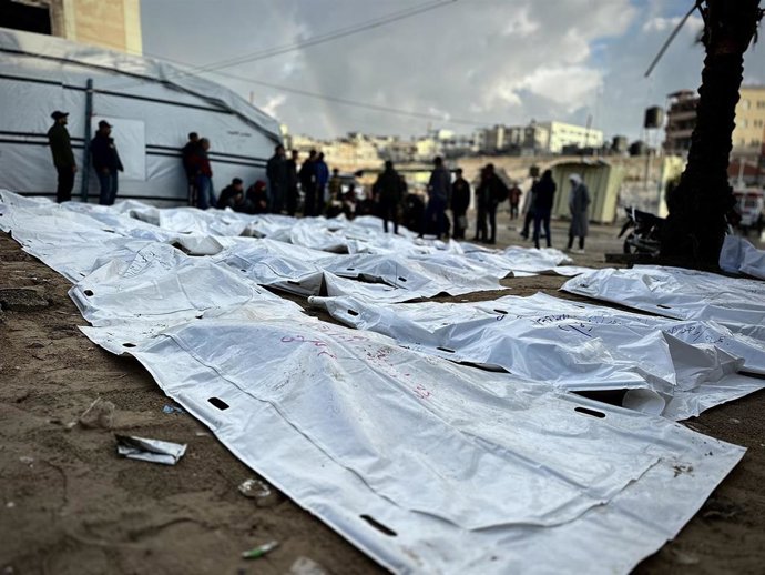Cadáveres recuperados entre los escombros de edificios destruidos por los ataques del Ejército de Israel contra Jan Yunis, en el sur de la Franja de Gaza (archivo)