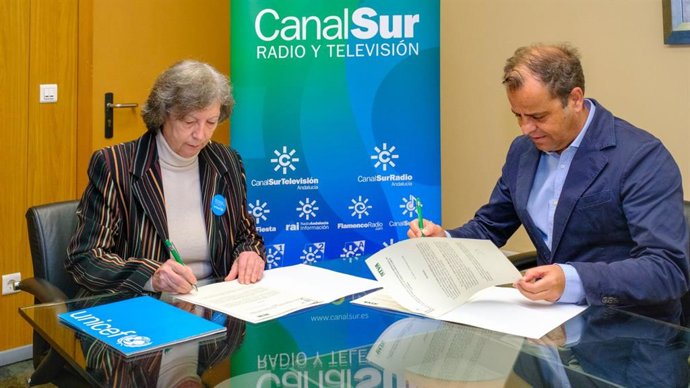 El director de la RTVA, Juande Mellado, y la presidenta del Comité andaluz de Unicef, Claudia Zafra.