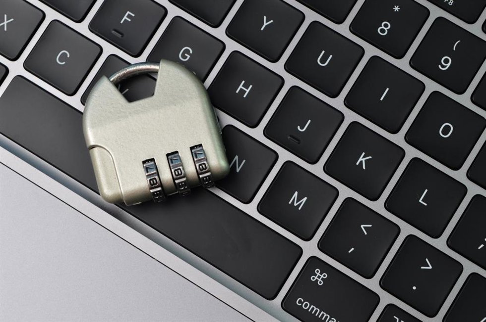 Consumo recomienda reflexionar antes de facilitar en internet datos que puedan comprometer la privacidad e identidad.