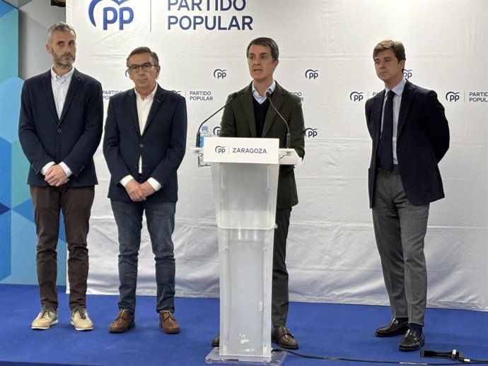 Los diputados del PP al Congreso Pedro Navarro, Luis María Beamonte y Javier Folch, y el presidente del PP Zaragoza, Ramón Celma.