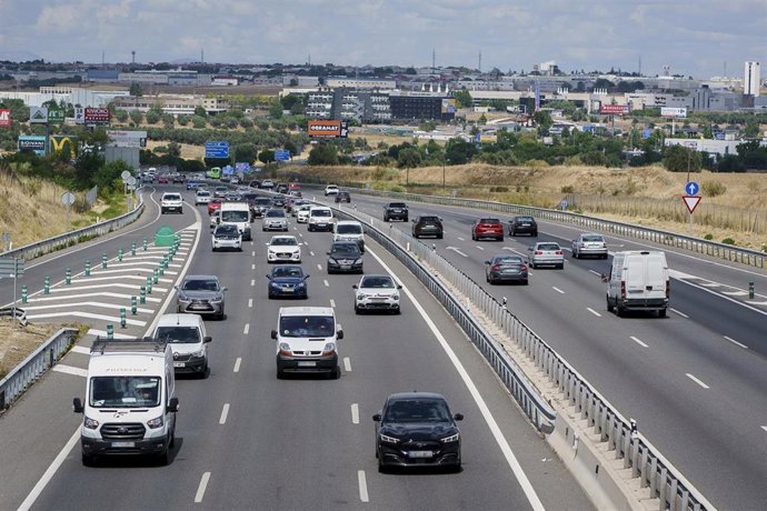 Archivo - Varios coches circulan, con motivo de la operación salida del puente de agosto, en la A5, a 14 de agosto de 2024, en Madrid (España).
