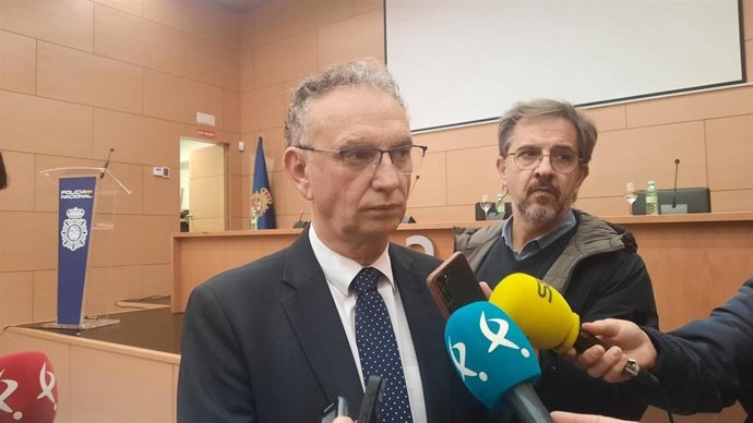 El delegado del Gobierno atiende a los medios de comunicación en Badajoz.