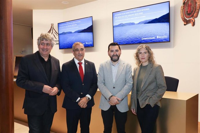 Fernando Mendoza, el consejero Oscar Chivite, Jesús Mari Rodríguez y Cristina Toledano, antes de la reunión informativa con entidades locales celebrada en Tudela