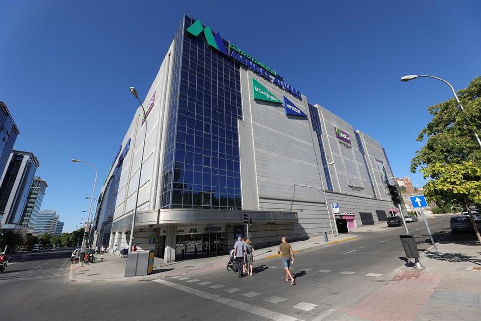 Archivo - Edificio de El Corte Inglés e Hipercor de Méndez Álvaro  