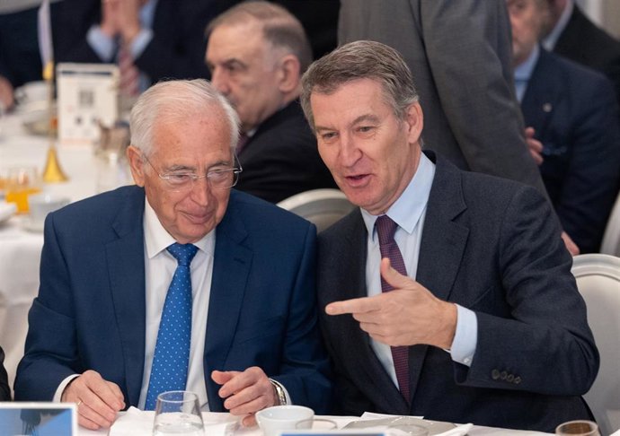 El presidente de la ciudad autónoma de Melilla, Juan José Imbroda (i) y el presidente del Partido Popular, Alberto Núñez Feijóo (d), durante un desayuno informativo organizado por Nueva Economía Fórum, en el Hotel Mandarin Oriental Ritz, a 28 de enero de 