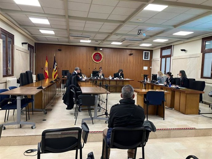 El acusado, de espaldas, este martes durante el juicio celebrado en la Audiencia Provincial de Palma.