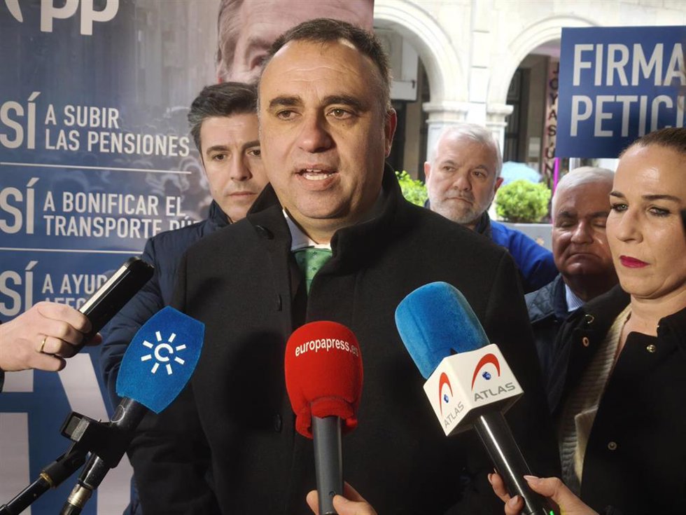 El presidente del PP de Granada, Francis Rodríguez, atiende a los medios