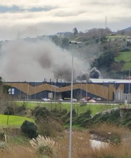 Imagen del humo que surge de la empresa incediada en Barakaldo