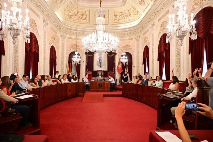 Archivo - Pleno del Ayuntamiento de Cádiz.