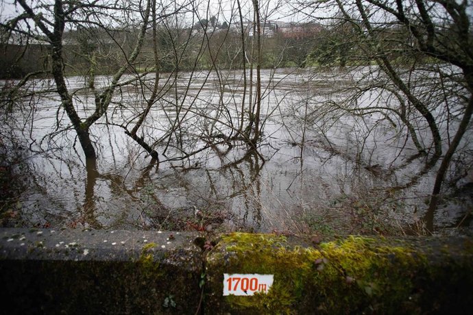 Subida da canle do Río Miño ao seu paso pola cidade de Lugo.