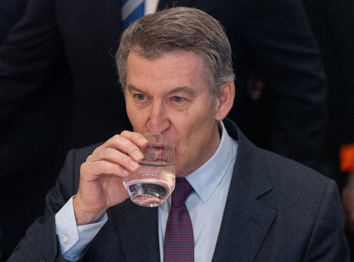El presidente del Partido Popular, Alberto Núñez Feijóo, bebe agua durante un desayuno informativo organizado por Nueva Economía Fórum, en el Hotel Mandarin Oriental Ritz, a 28 de enero de 2025, en Madrid (España).