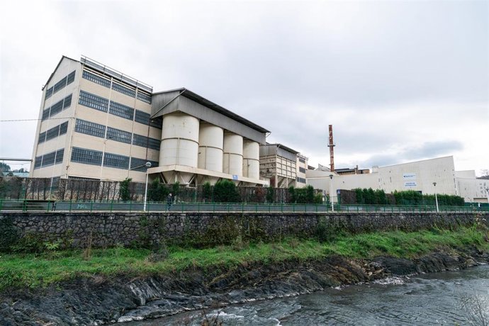 Exterior de la fábrica de la multinacional Guardian en Llodio