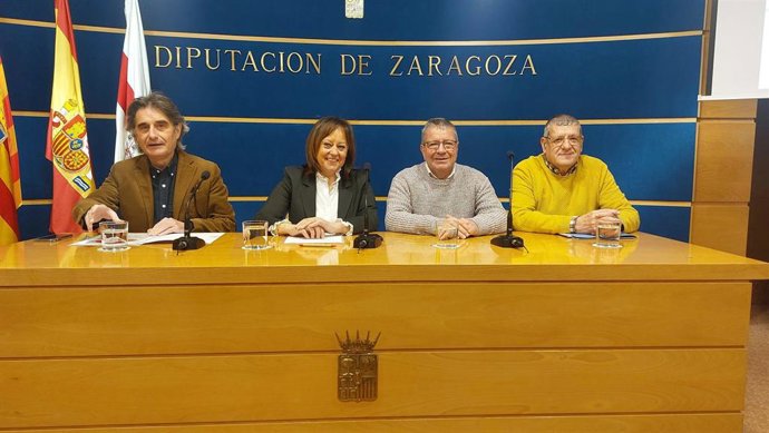 El comisario de la muestra, Ricardo Centellas; la diputada delegada de Cultura de la DPZ, Charo Lázaro; el alcalde Fuendetodos, Enrique Salueña; y el coleccionista de arte japonés Miguel Ángel Gutiérrez.