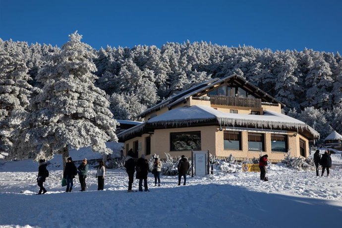 Archivo - Varias personas en el centro de visitantes en el Puerto de Cotos, a 7 de enero de 2024