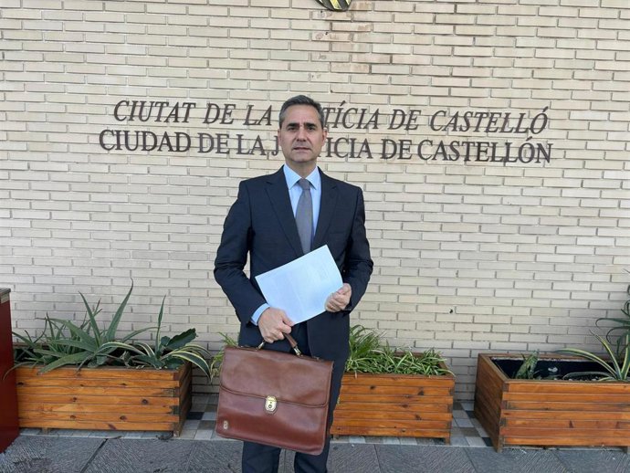 Antonio Ortolá en las puertas de la Ciudad de la Justicia