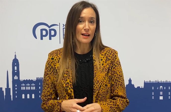 La portavoz municipal 'popular', Elisa Pérez de Siles,  informa de una moción