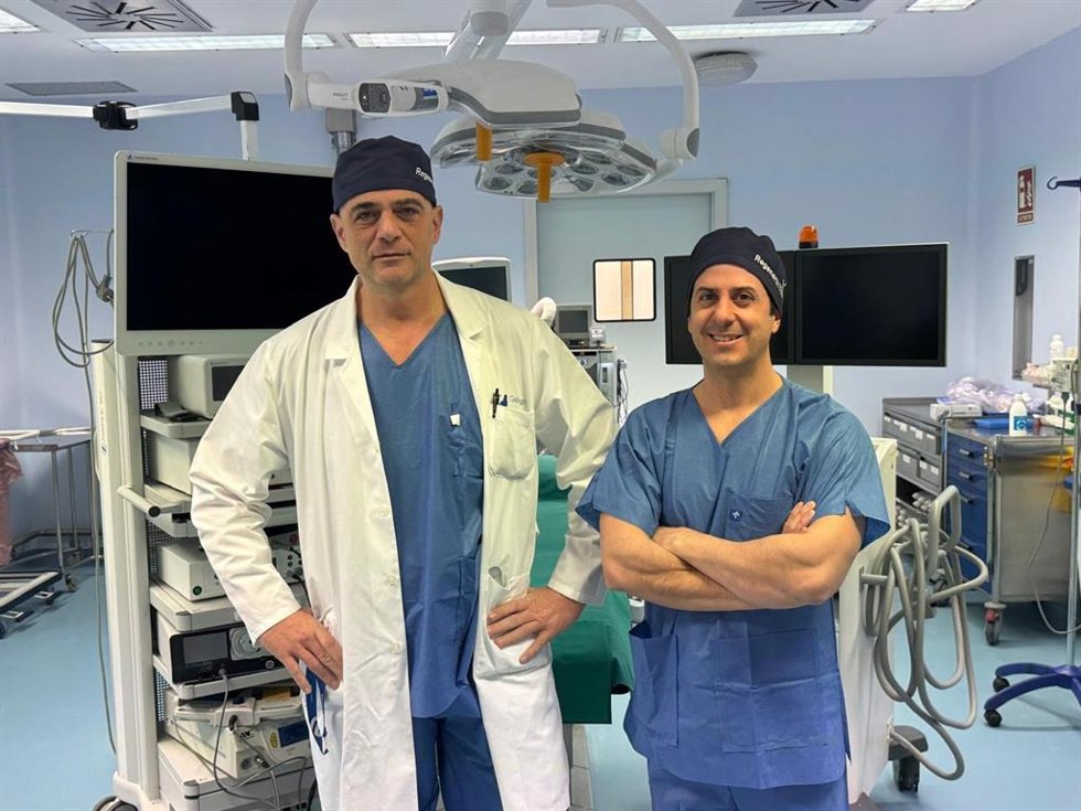 El doctor Luis Gallego, acompañado por Miguel Bretones, enfermero de quirófano, en las instalaciones del Hospital Vithas Almería.