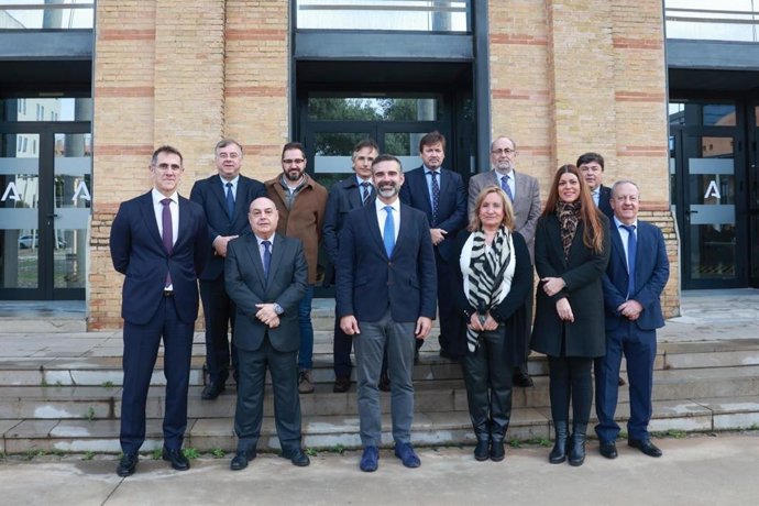 El consejero de Agricultura, Pesca, Agua y Desarrollo Rural, Ramón Fernández-Pacheco, ha recibido en Sevilla a los representantes de la Federación Andaluza de Industrias Pesqueras (Facosa).