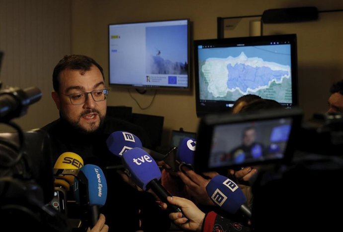 El presidente del Principado, Adrián Barbón, atiende a los medios en la sede del 112.