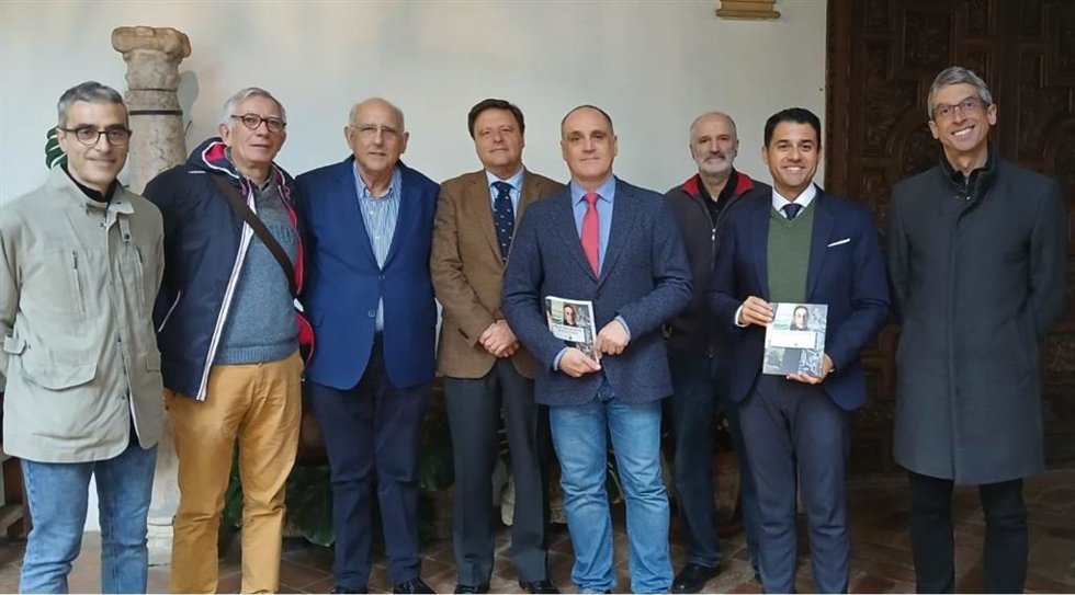 Leopoldo Izquierdo (2 dcha.) y Francisco Carmona (4 dcha.) en una foto de familia con el resto de investigadores implicados en el estudio publicado.