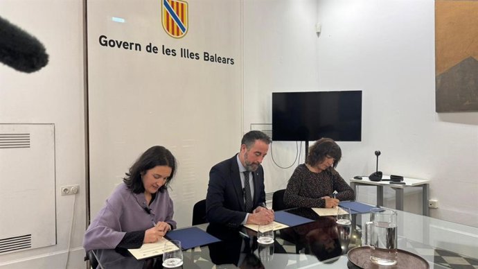 De izquierda de derecha, la directora del IbDona, Catalina Salom, el conseller de Vivienda, Territorio y Movilidad, José Luis Mateo, y la directora territorial del Intress, Trinidad Sánchez, firman el convenio de cesión de viviendas.