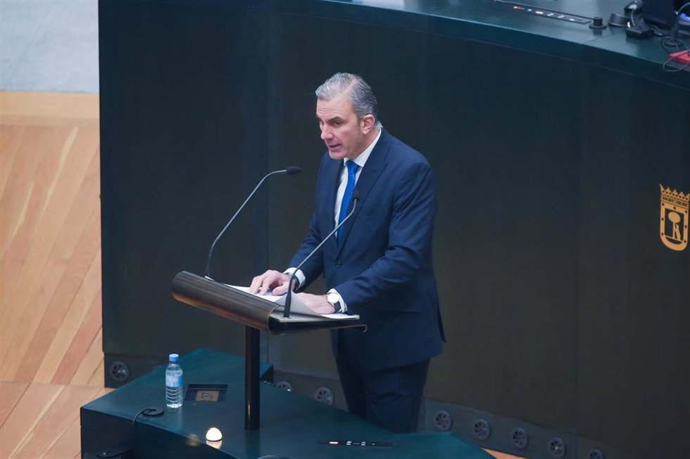 El portavoz del grupo parlamentario de Vox en el Ayuntamiento de Madrid, Javier Ortega-Smith, durante una sesión ordinaria del pleno municipal, en el Palacio de Cibeles, a 28 de enero de 2025, en Madrid (España). 