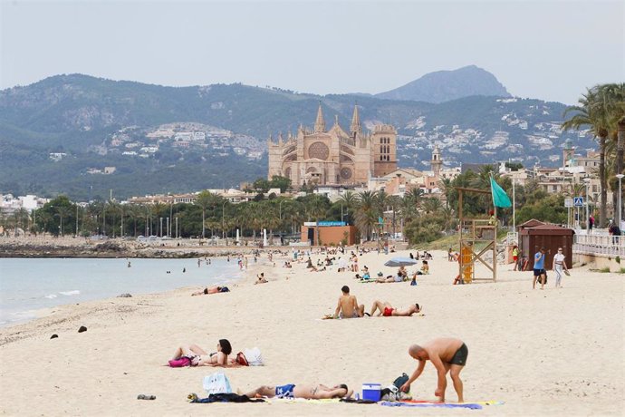 Archivo - Bañistas en una playa de Palma.