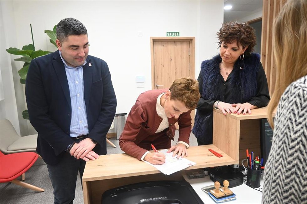 La secretaria general del PSN, María Chivite, registra su candidatura para ser reelegida como líder de los socialistas navarros. La acompañan como sus representantes la parlamentaria foral Ainhoa Unzu y el alcalde de Ribaforada, Tirso Calvo.