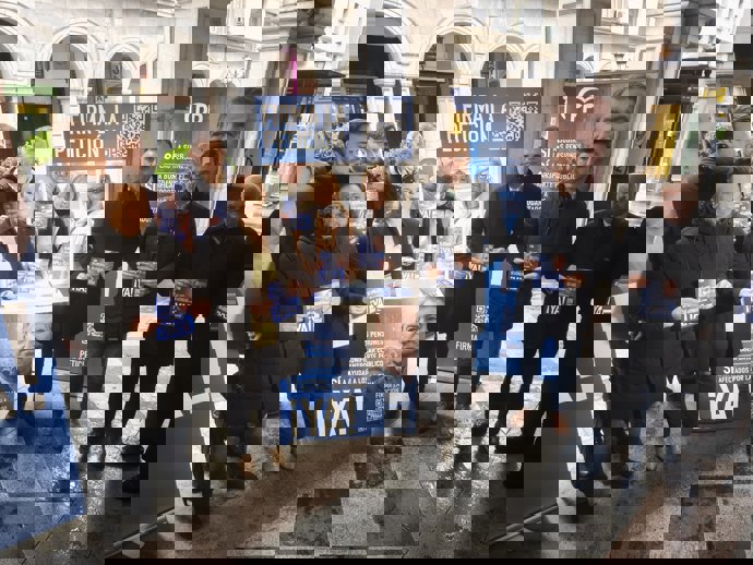 El presidente del PP de Granada, Francis Rodríguez, ha participado en la recogida de firmas por la subida de las pensiones tras decaer el decreto ómnibus