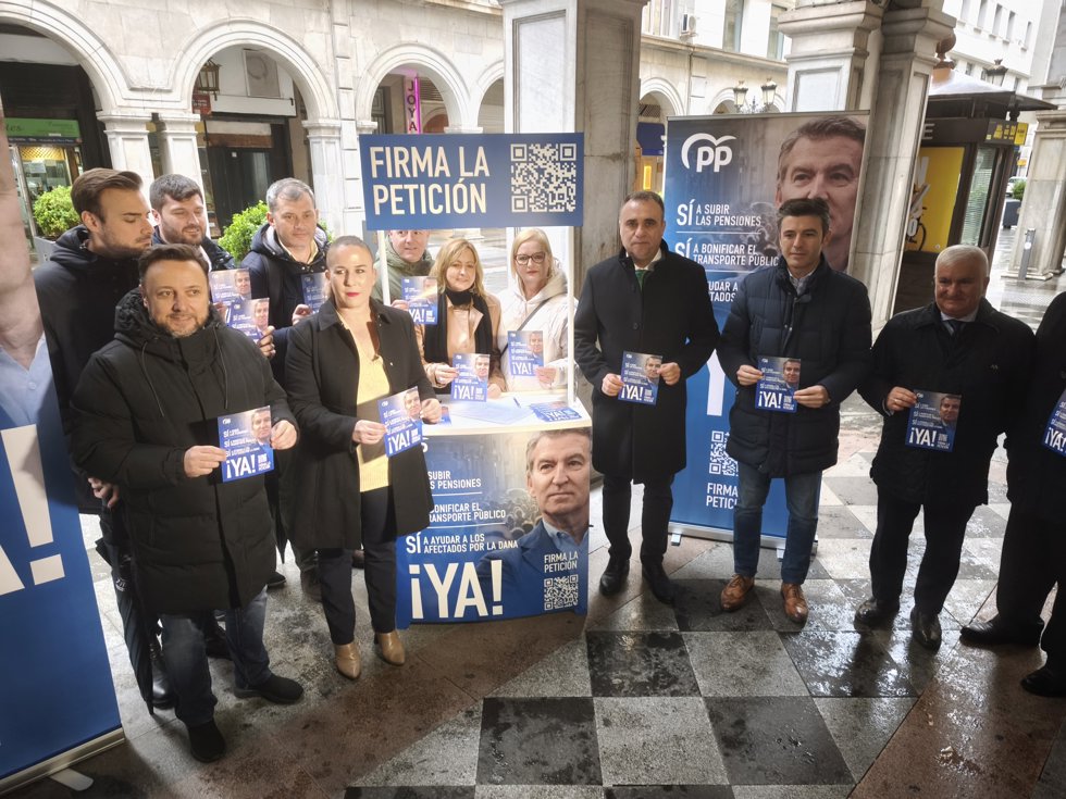 El presidente del PP de Granada, Francis Rodríguez, ha participado en la recogida de firmas por la subida de las pensiones tras decaer el decreto ómnibus
