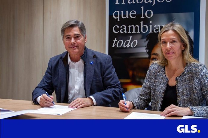 La directora del Área de Inclusión Social Corporativa de la Fundación La Caixa, Núria Danés, y el chief diversity officer de GLS Spain, Javier Marzá.