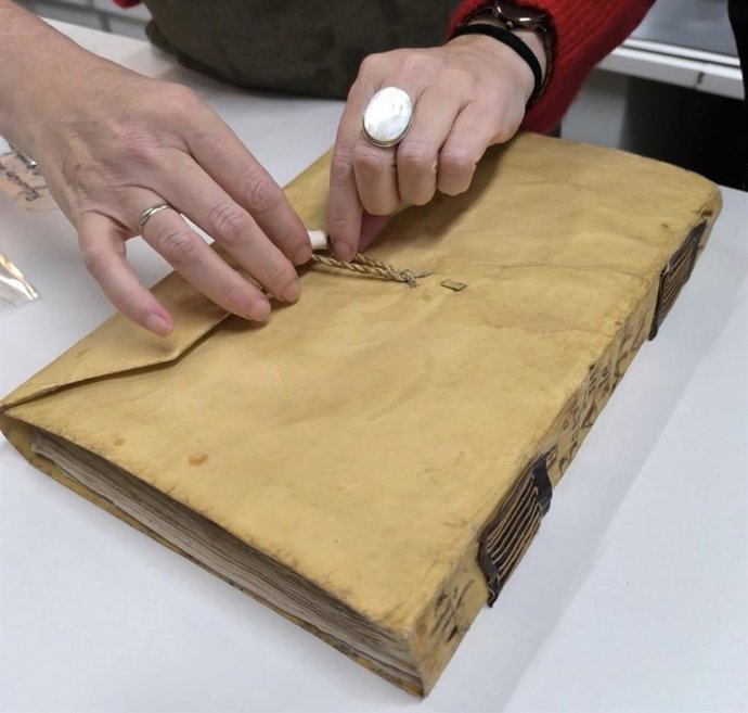 Libro bautismal del siglo XV restaurado en la iglesia de San Miguel de Jerez.
