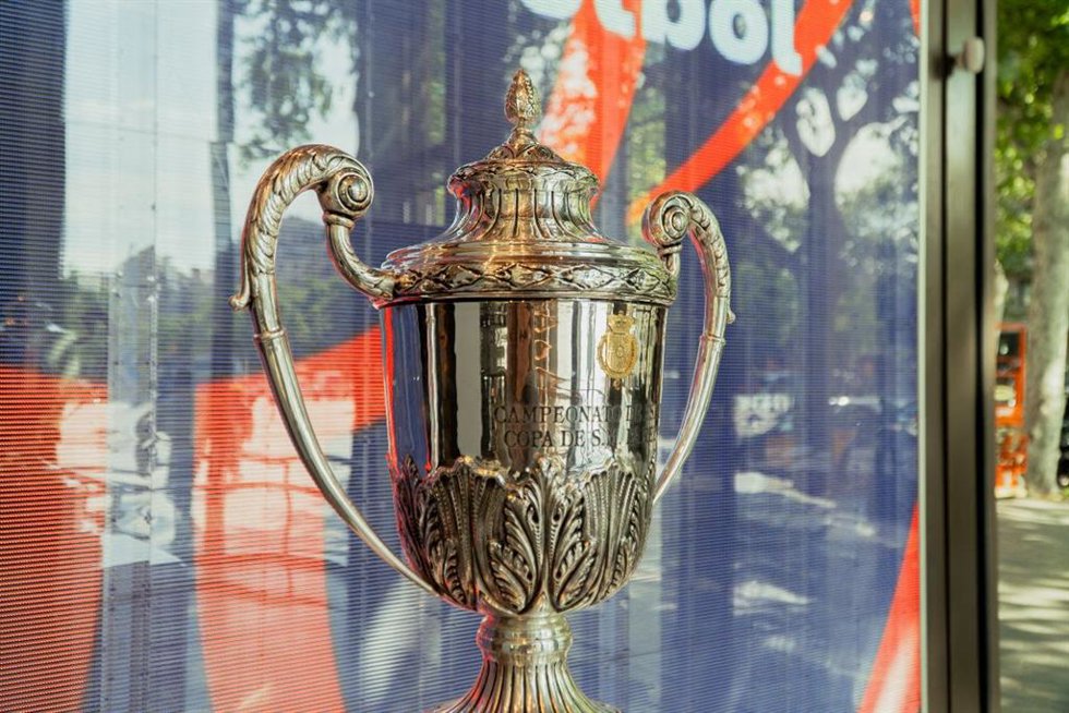 Archivo - El trofeo de la Copa de la Reina de fútbol en la Casa SEAT