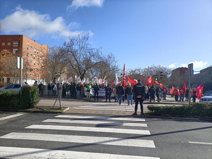 Representantes sindicales se concentran en Cáceres para pedir una financiación adecuada para la UEx
