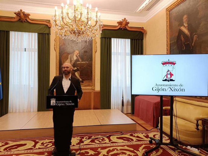 El portavoz del Gobierno del Ayuntamiento de Gijón, Jesús Martínez Salvador, en rueda de prensa en el Consistorio gijonés.