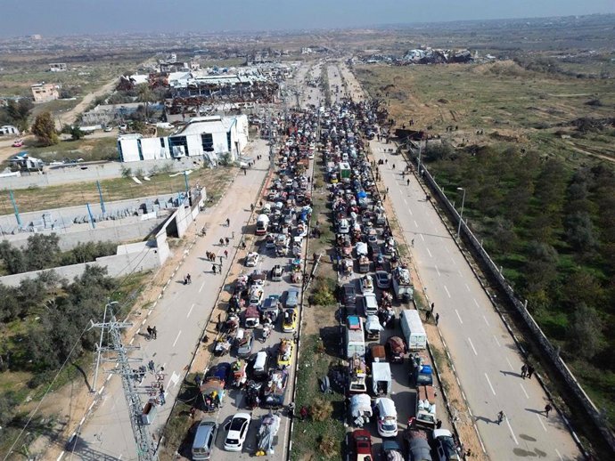 Cientos de desplazados palestinos se dirigen hacia la ciudad de Gaza desde zonas del centro y el sur de la Franja en el marco del acuerdo de alto el fuego entre Israel y Hamás (archivo)