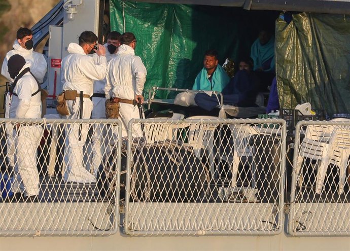 Llegada de un barco militar italiano con migrantes al puerto de Shengjin, en Albania