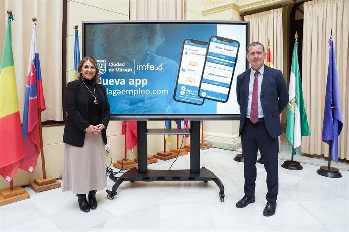 La concejala delegada de Educación y Fomento del Empleo, María Paz Flores, informa de la apliación móvil de la Agencia Municipal de Colocación del IMFE