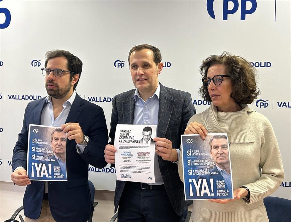 El presidente del PP de Valladolid, Conrado Íscar, flanqueado por los diputados nacionales del partido Eduardo Carazo y Mercedes Cantalapiedra.