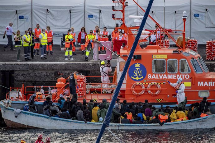 Archivo - Una barcassa de migrants rescatada a les Canàries