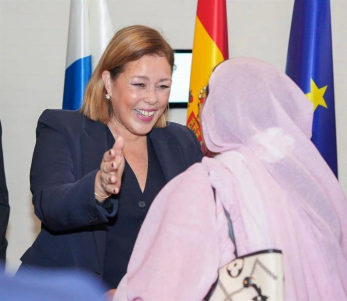 La presidenta del Parlamento de Canarias, Astrid Pérez, saluda a una representante de la Cámara de Marruecos