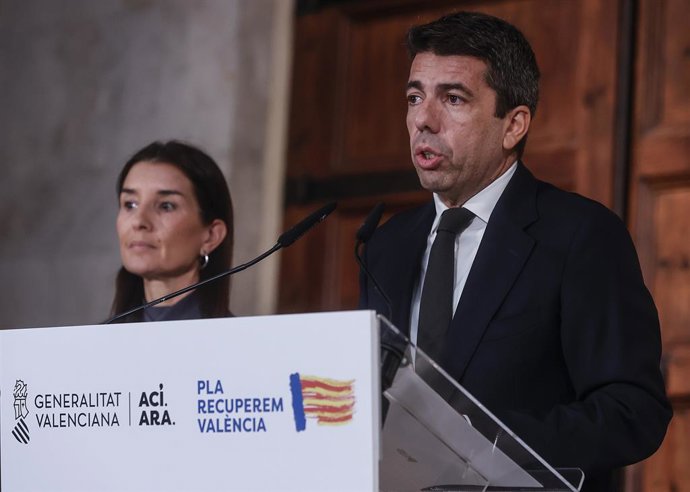 El president de la Generalitat Valenciana, Carlos Mazón, i la consellera d'Hisenda i Economia, Ruth Merino, en roda de premsa al Palau de la Generalitat