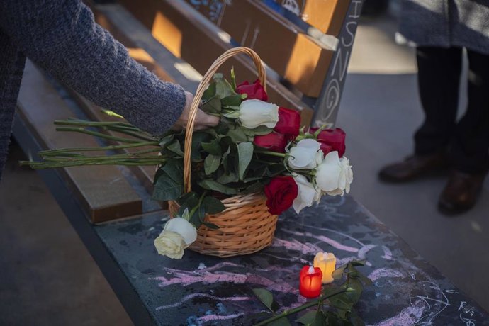 Una ofrenda floral durante un homenaje a los voluntarios y las víctimas de la dana, en el ‘Puente de la Solidaridad’. 