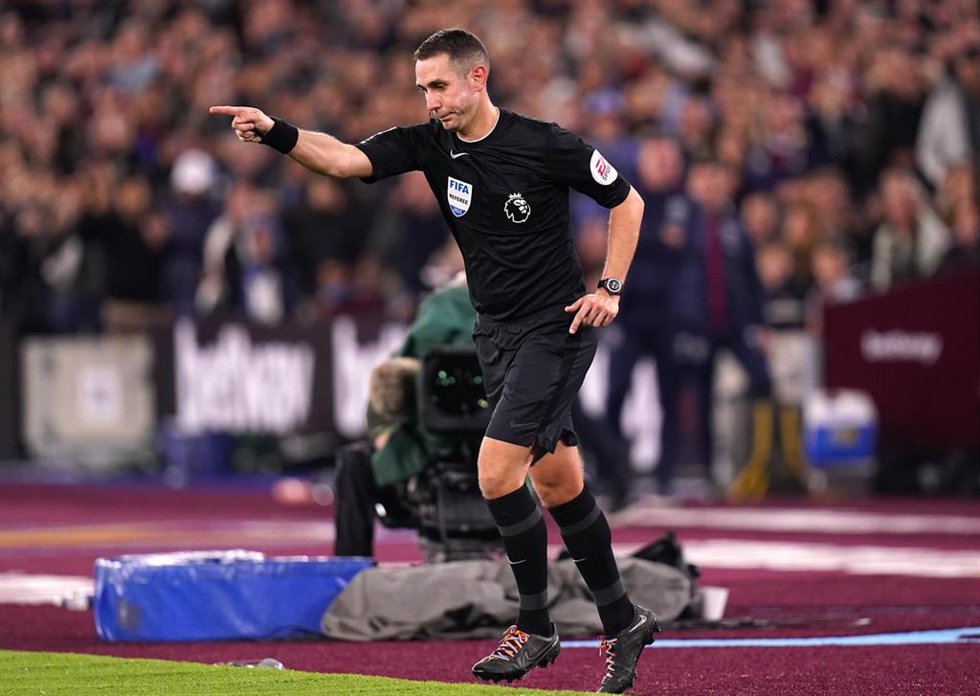 Archivo - El árbitro brotánico David Coote señala un penalti. 