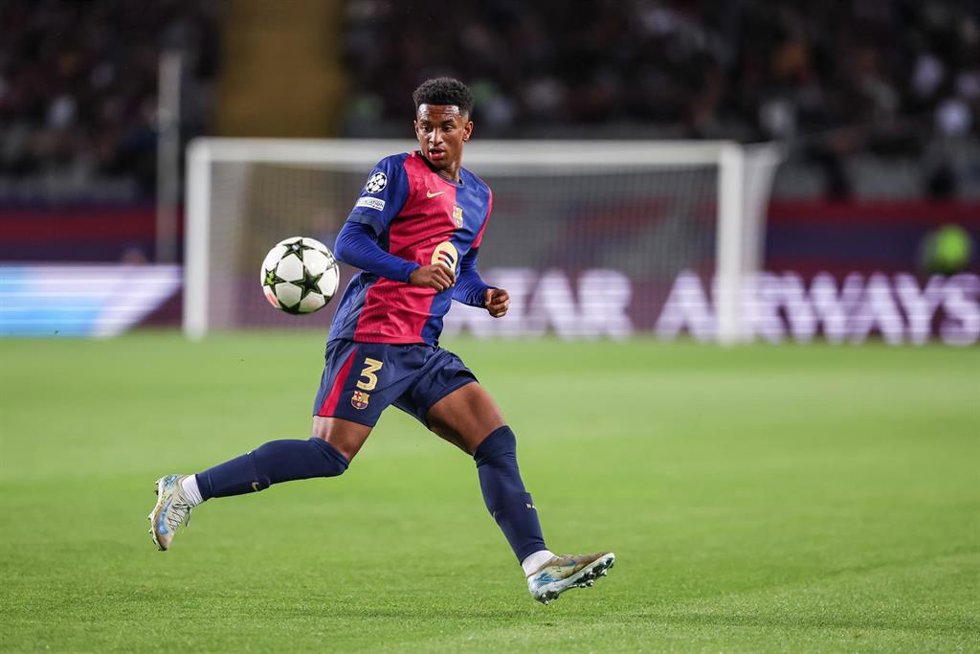 Archivo - Alejandro Balde of FC Barcelona in action during the UEFA Champions League, football match played between FC Barcelona and BSC Young Boys at Estadio Olimpico de Montjuic on October 01, 2024 in Barcelona, Spain.