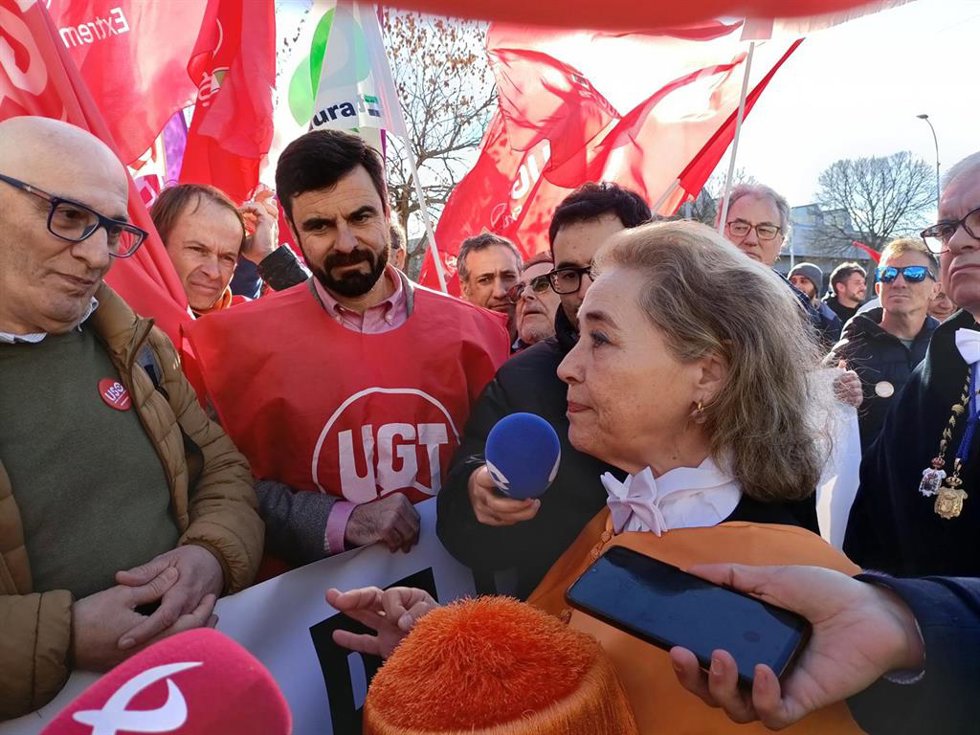 La consejera de Educación, Mercedes Vaquera, habla con los representantes sindicales que se han manifestado en Cáceres para pedir más financiación para la UEx
