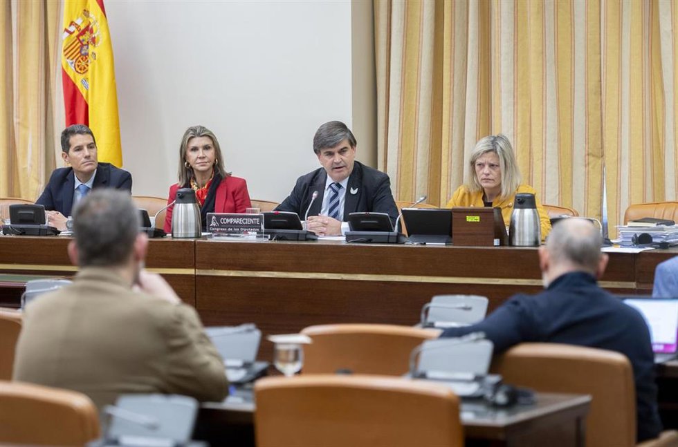 El abogado de Javier Martínez y Silvia Llompart, Agustí Carles i Garau (3i), comparece en la Comisión de Investigación en el Congreso por los atentados del 17-A