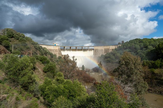 Imágenes del desembalse del Gergal. A 23 de enero de 2025 en Guillena, Sevilla (Andalucía, España). El embalse del Gergal, El embalse del Gergal, ubicado en la localidad sevillana de Guillena, está realizando un espectacular desembalse tras alcanzar su lí